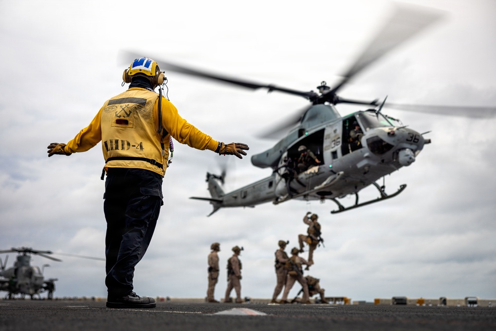 11th MEU Marines, Sailors Conduct Live Air Extraction Training Aboard USS Boxer