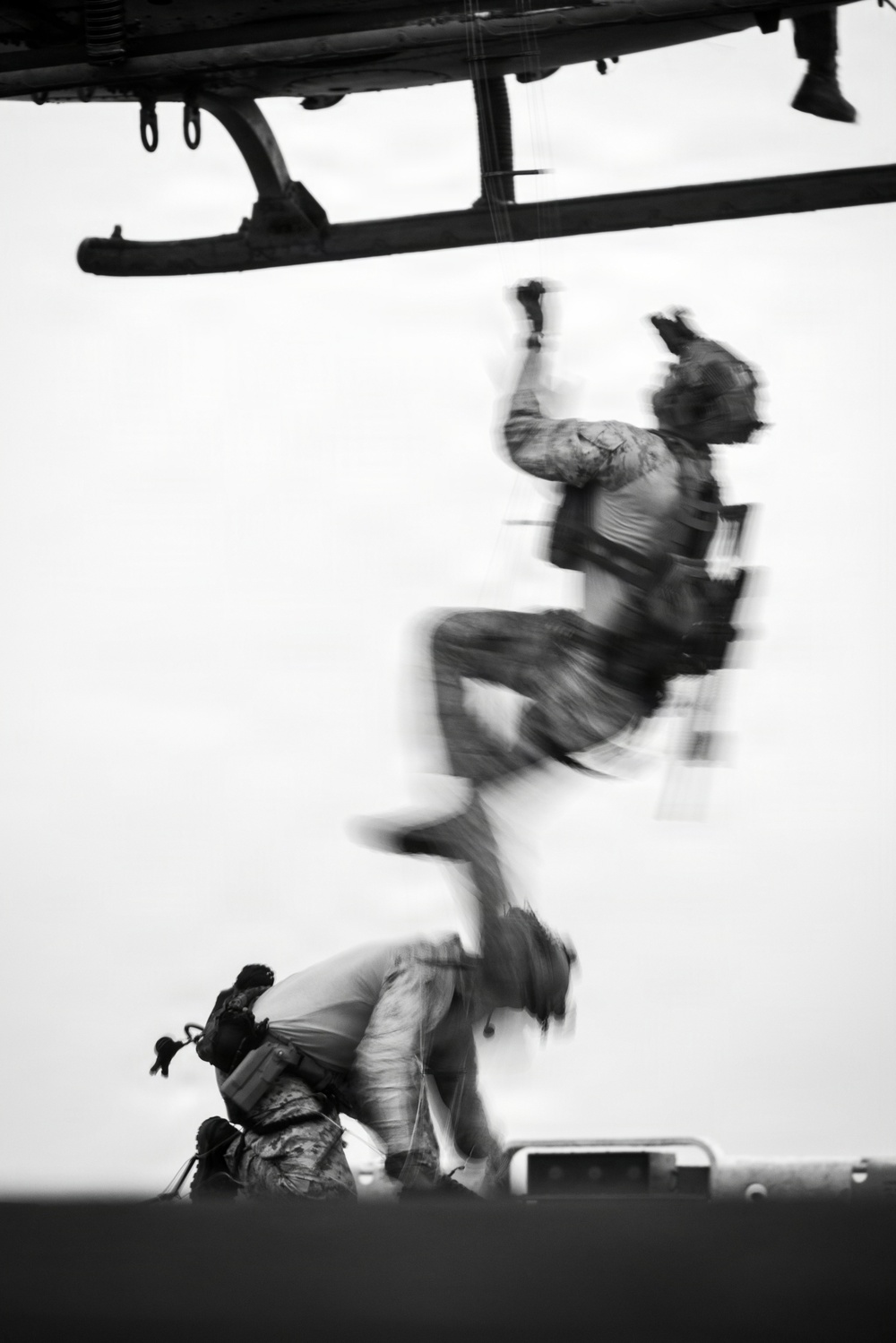 11th MEU Marines, Sailors Conduct Live Air Extraction Training Aboard USS Boxer
