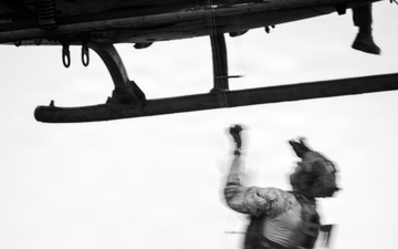 11th MEU Marines, Sailors Conduct Live Air Extraction Training Aboard USS Boxer