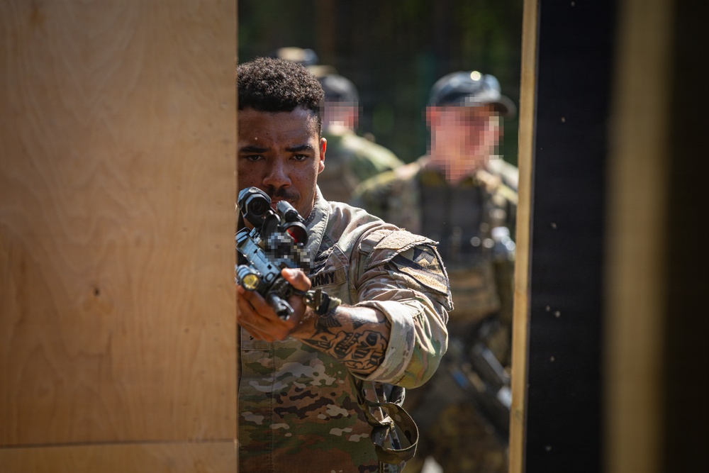 U.S., Czech forces train together in close quarters battle