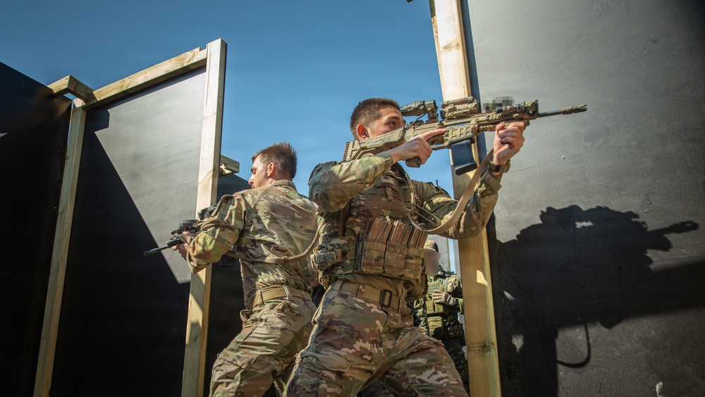 U.S., Czech forces train together in close quarters battle