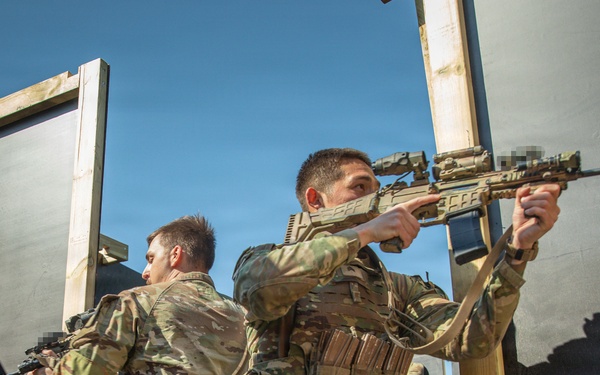 U.S., Czech forces train together in close quarters battle