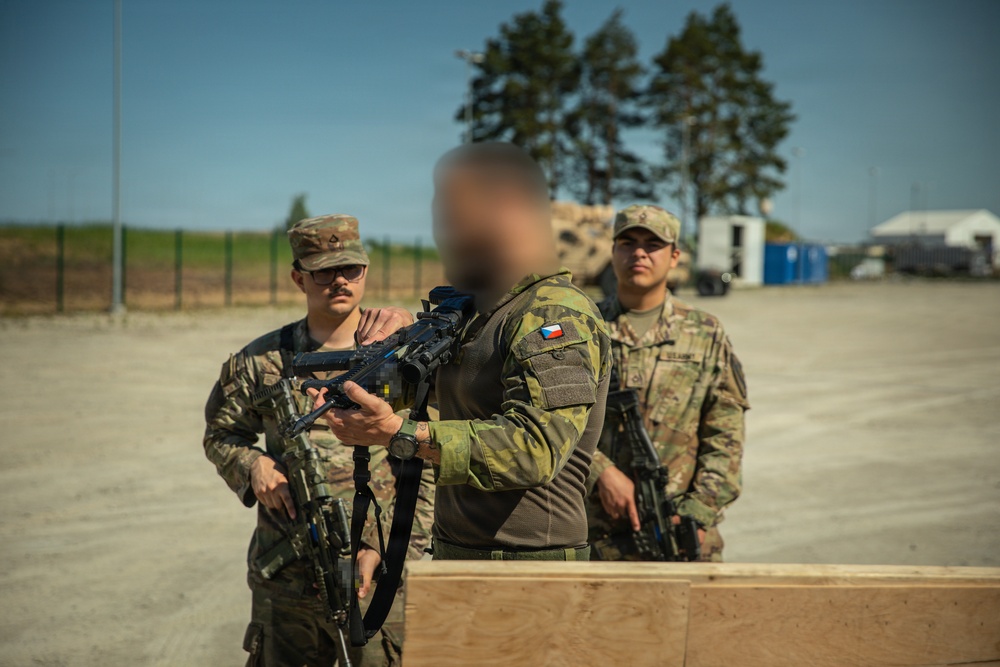 U.S., Czech forces train together in close quarters battle