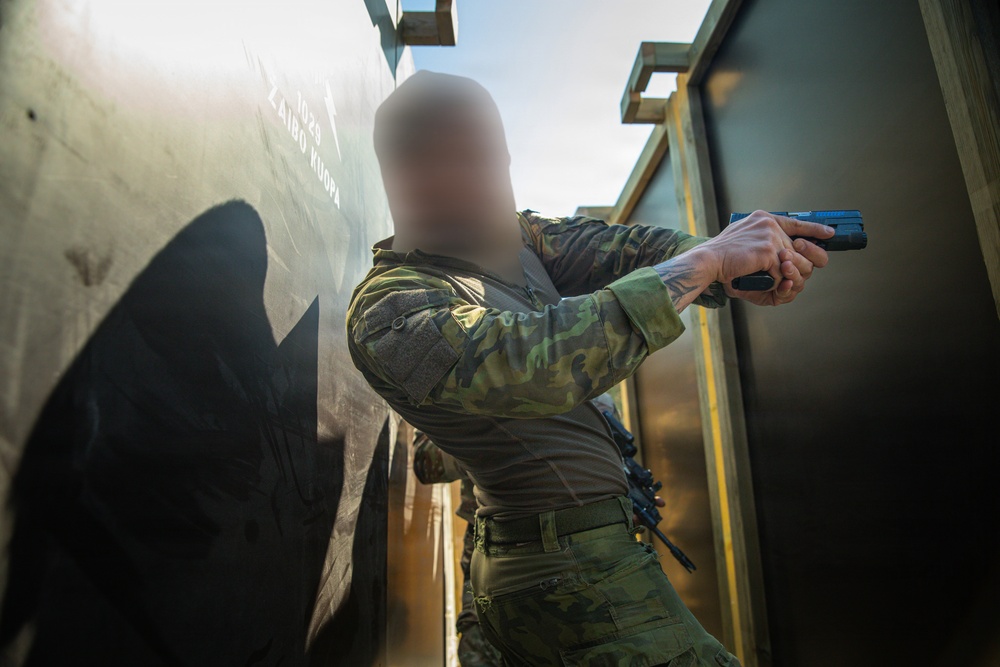 U.S., Czech forces train together in close quarters battle