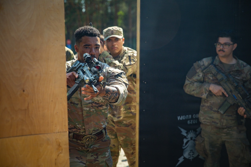 U.S., Czech forces train together in close quarters battle