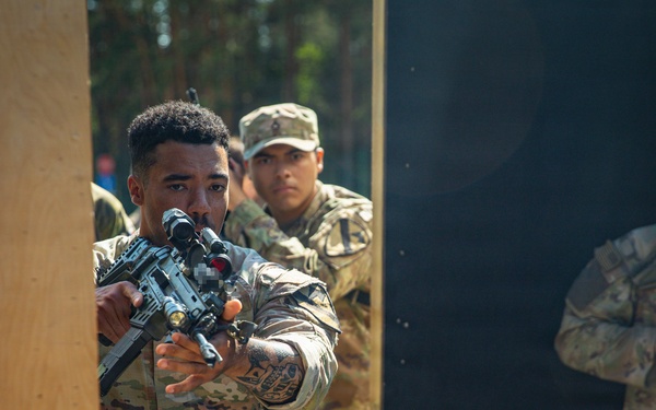 U.S., Czech forces train together in close quarters battle