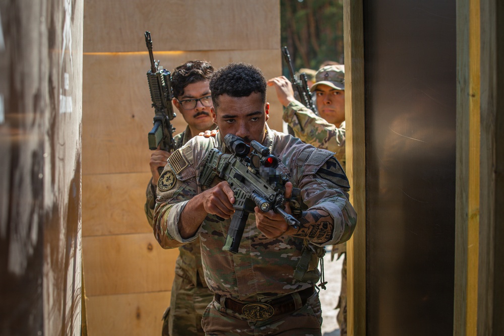 U.S., Czech forces train together in close quarters battle