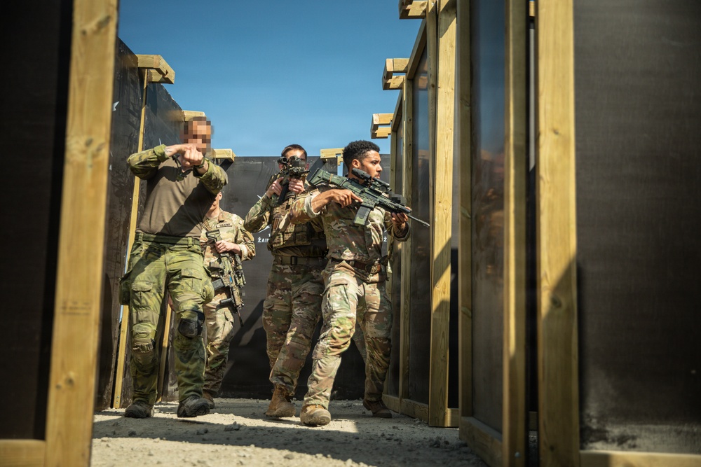 U.S., Czech forces train together in close quarters battle