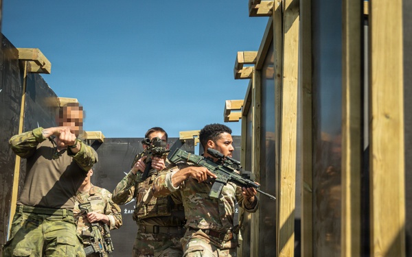 U.S., Czech forces train together in close quarters battle