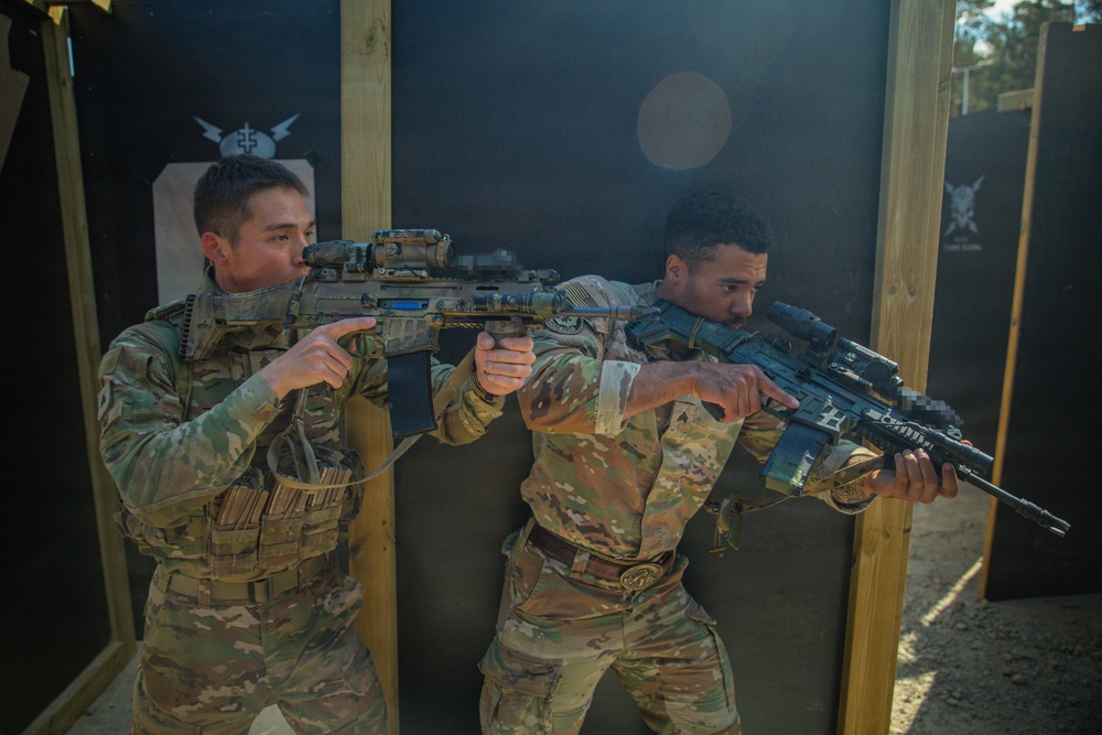 U.S., Czech forces train together in close quarters battle