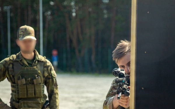 U.S., Czech forces train together in close quarters battle