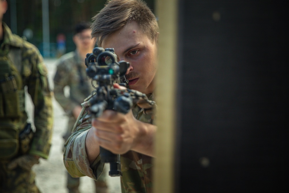 U.S., Czech forces train together in close quarters battle