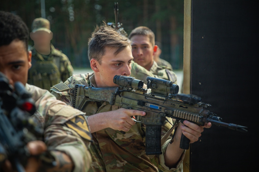 U.S., Czech forces train together in close quarters battle