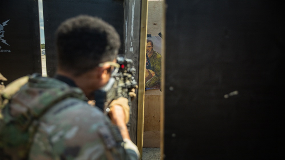U.S., Czech forces train together in close quarters battle