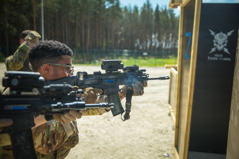 U.S., Czech forces train together in close quarters battle