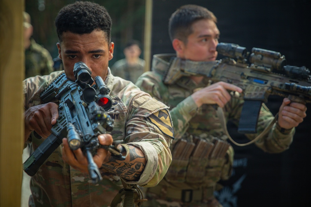 U.S., Czech forces train together in close quarters battle