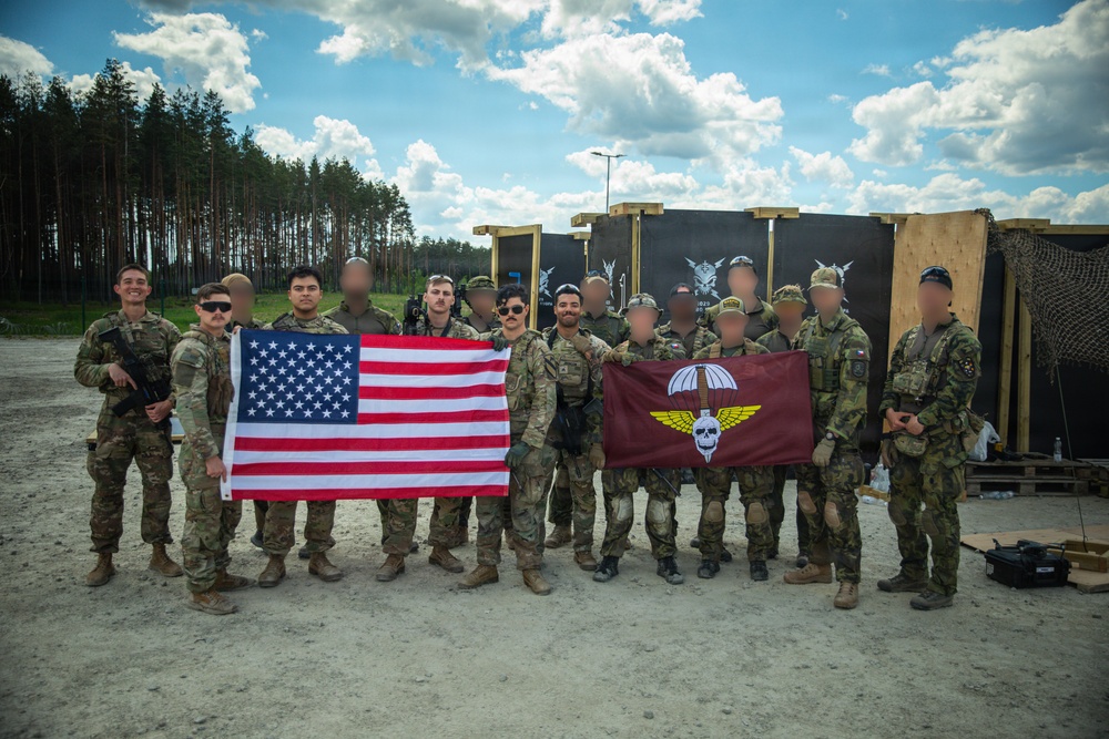U.S., Czech forces train together in close quarters battle