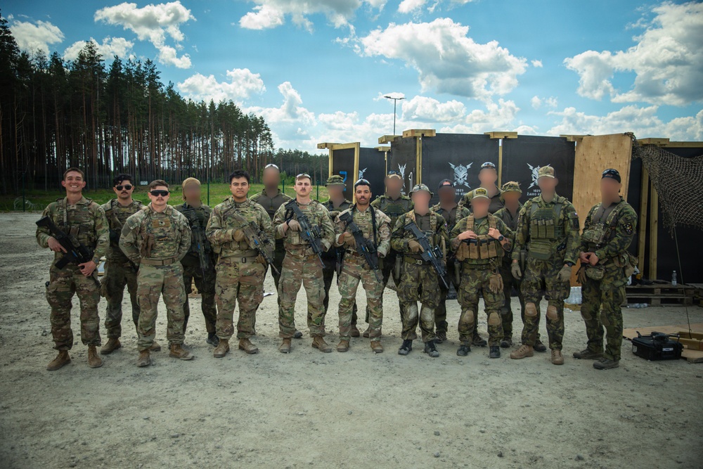 U.S., Czech forces train together in close quarters battle