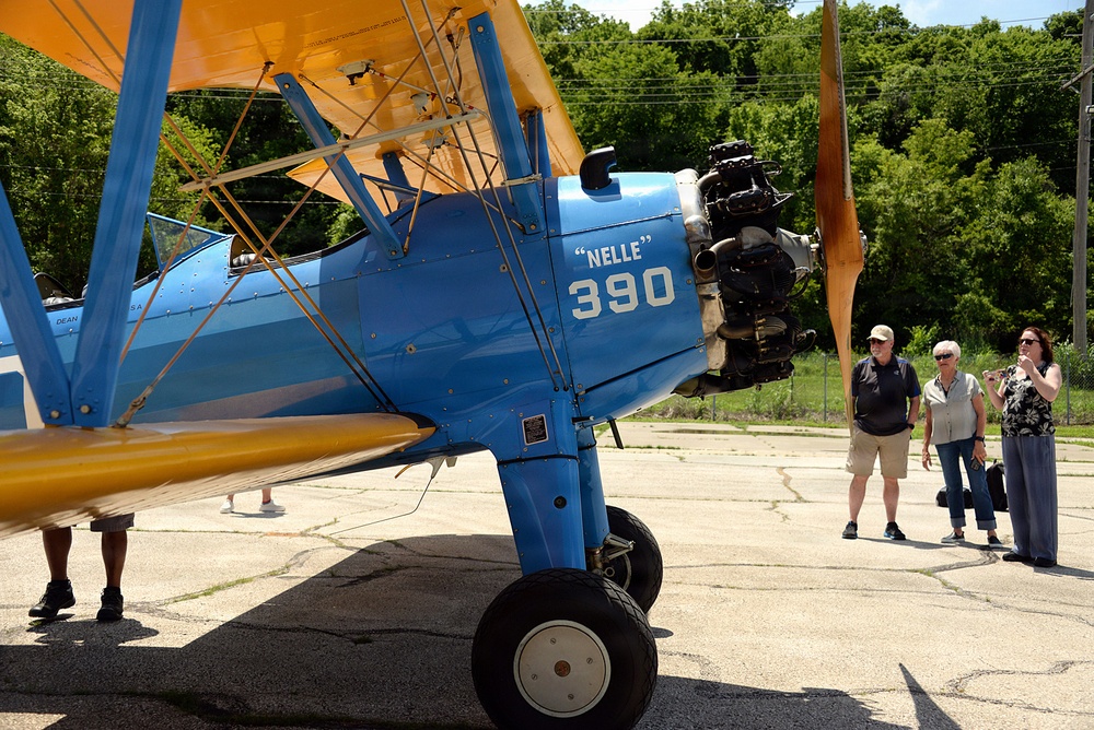 Vintage WWII plane makes stopover at Fort Leavenworth