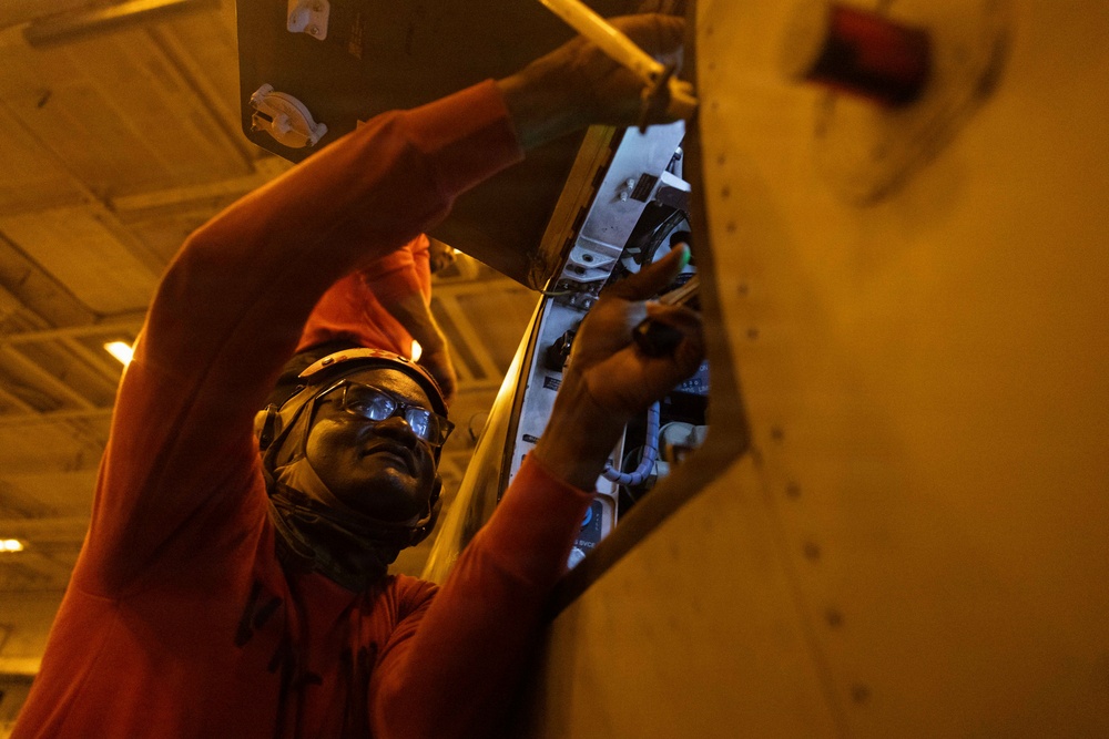 USS George H.W. Bush maintains an F/A-18E Super Hornet