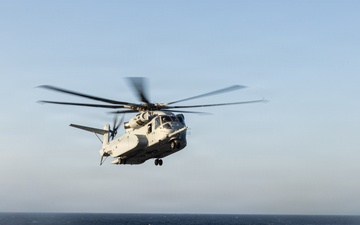 26th Marine Expeditionary Unit’s Type Commander’s Amphibious Training | Ch-53K King Stallion land on USS Arlington