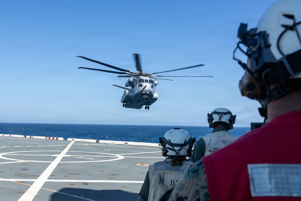 26th Marine Expeditionary Unit’s Type Commander’s Amphibious Training | Ch-53K King Stallion land on USS Arlington