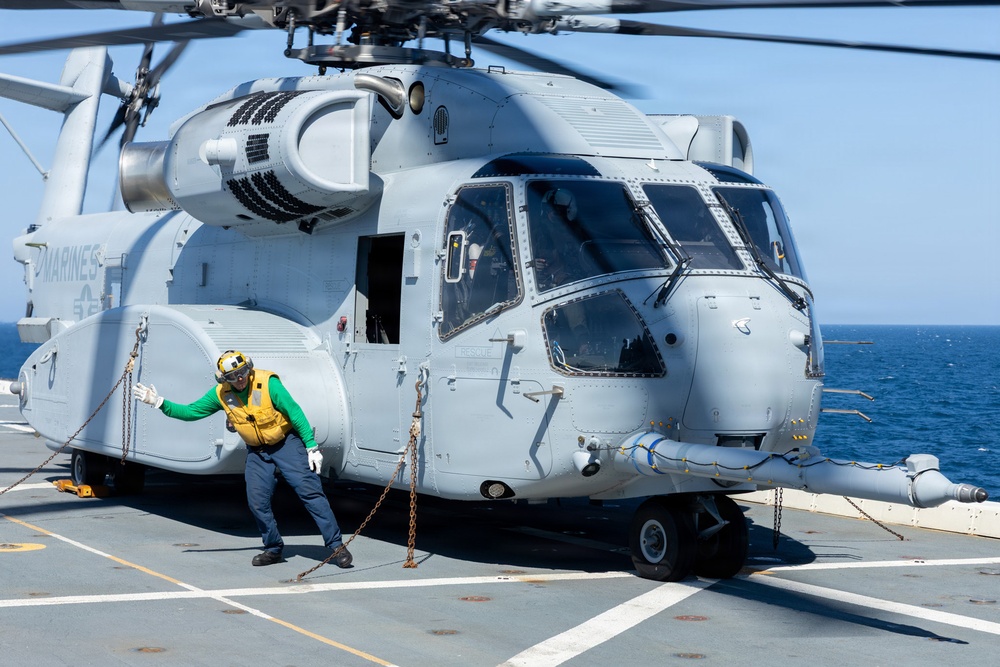 26th Marine Expeditionary Unit’s Type Commander’s Amphibious Training | Ch-53K King Stallion land on USS Arlington