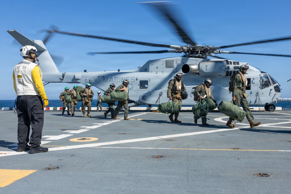26th Marine Expeditionary Unit’s Type Commander’s Amphibious Training | Ch-53K King Stallion land on USS Arlington