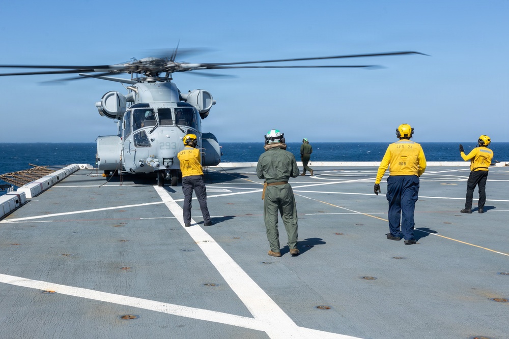 26th Marine Expeditionary Unit’s Type Commander’s Amphibious Training | Ch-53K King Stallion land on USS Arlington
