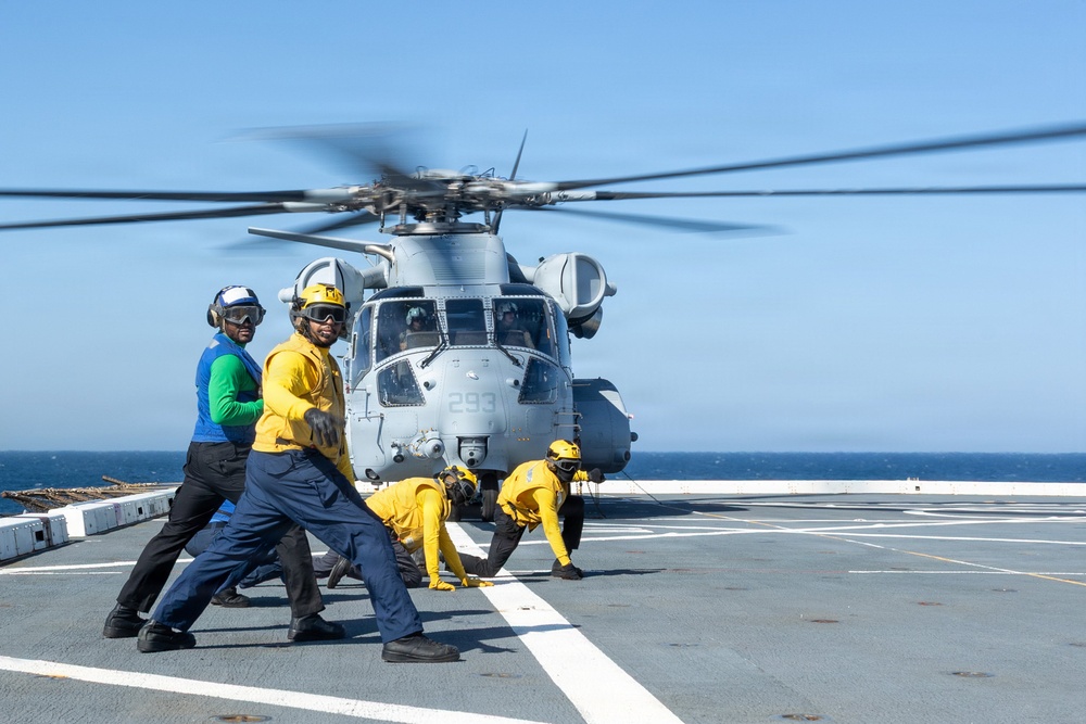 26th Marine Expeditionary Unit’s Type Commander’s Amphibious Training | Ch-53K King Stallion land on USS Arlington