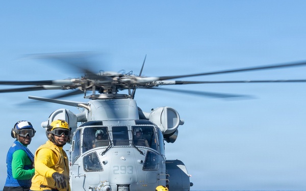 26th Marine Expeditionary Unit’s Type Commander’s Amphibious Training | Ch-53K King Stallion land on USS Arlington