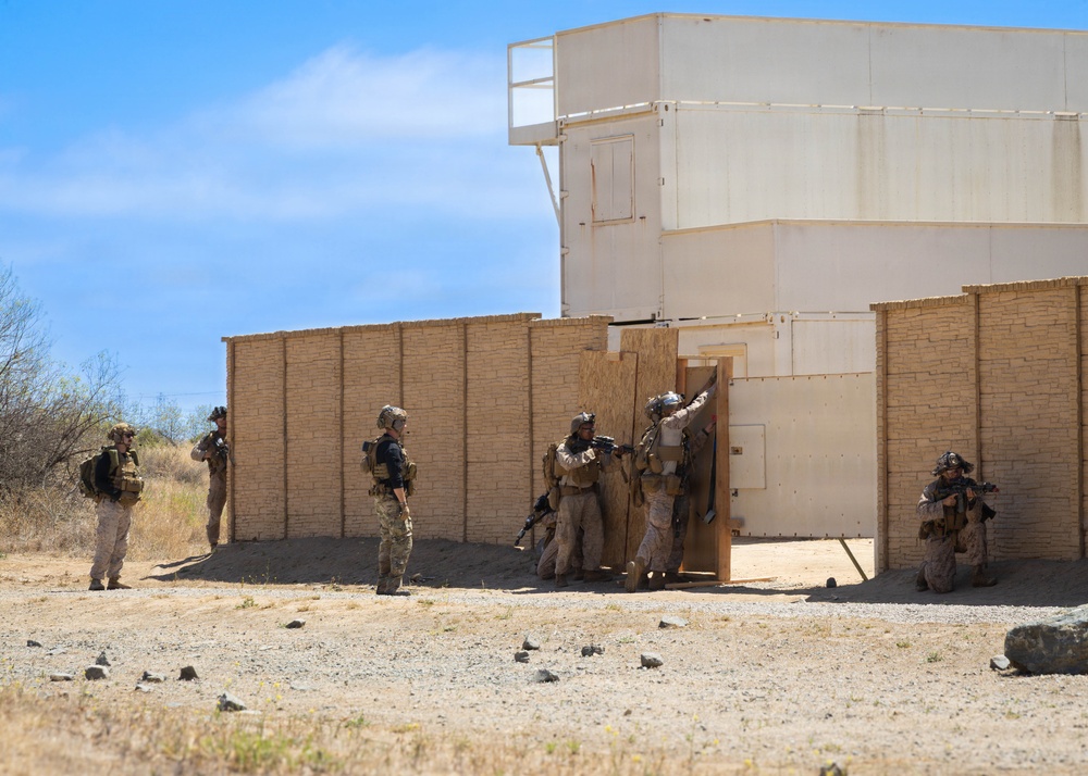 Marines with V2/5 Conducts EOTG Mechanized Raid Course