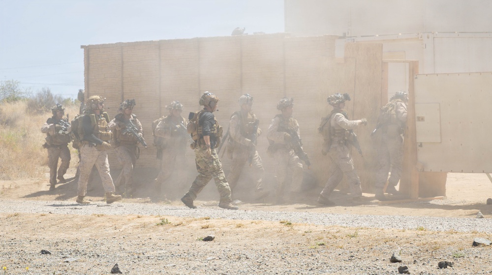 Marines with V2/5 Conducts EOTG Mechanized Raid Course