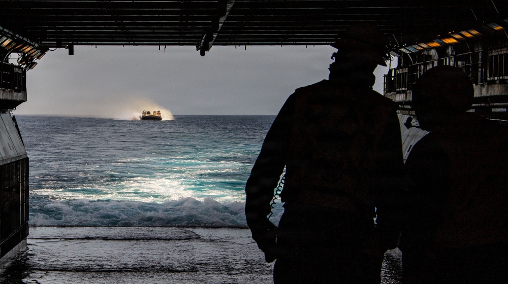 USS Essex conducts Landing Craft, Air Cushion (LCAC) ops