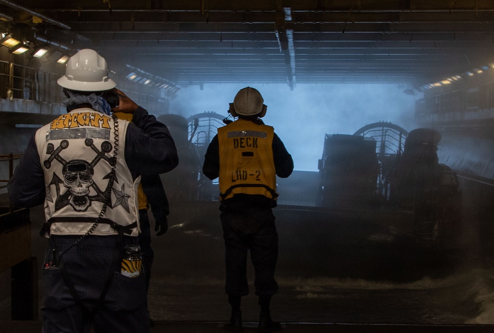USS Essex conducts Landing Craft, Air Cushion (LCAC) ops