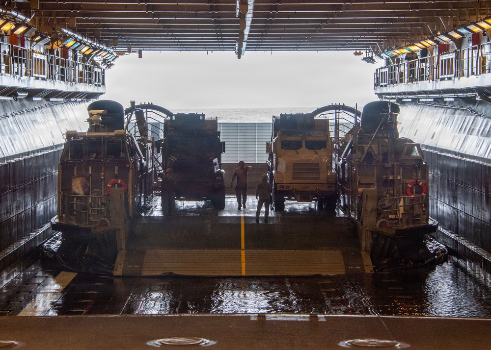USS Essex conducts Landing Craft, Air Cushion (LCAC) ops