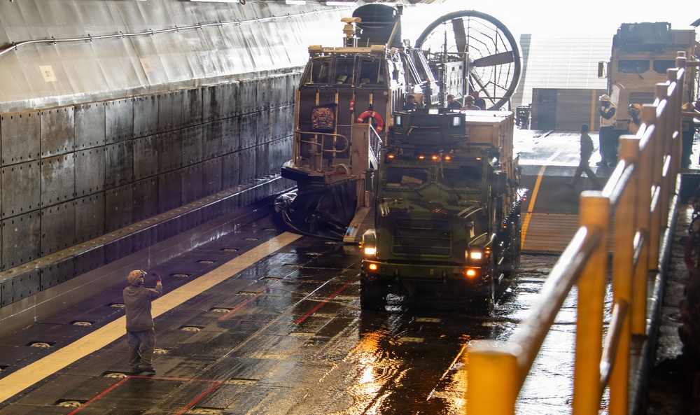 USS Essex conducts Landing Craft, Air Cushion (LCAC) ops