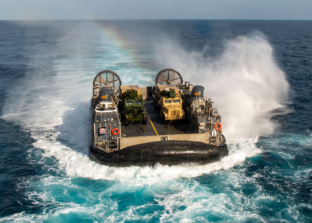 USS Essex conducts Landing Craft, Air Cushion (LCAC) operations