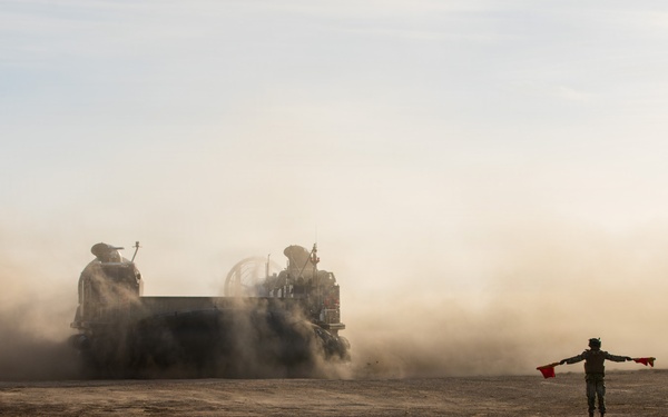 15th Marine Expeditionary Unit Conducts In-stream Onload