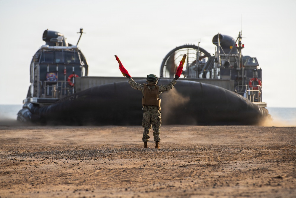 15th Marine Expeditionary Unit Conducts In-stream Onload