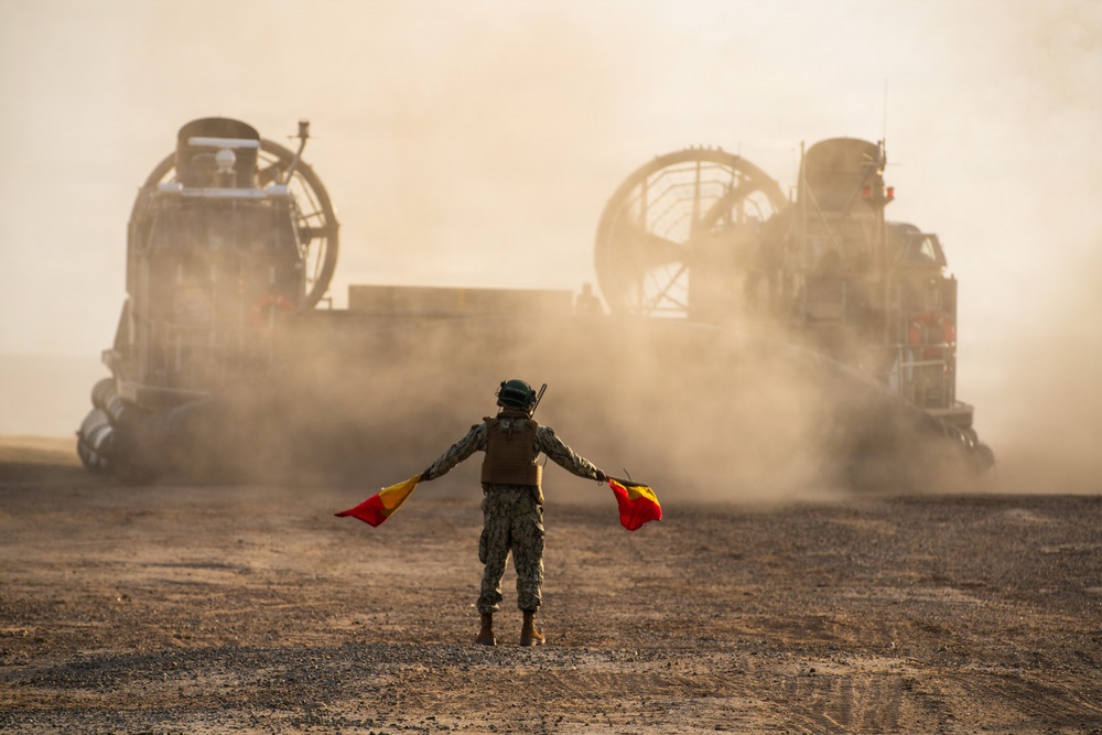 15th Marine Expeditionary Unit Conducts In-stream Onload