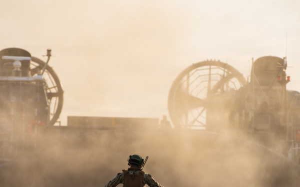 15th Marine Expeditionary Unit Conducts In-stream Onload