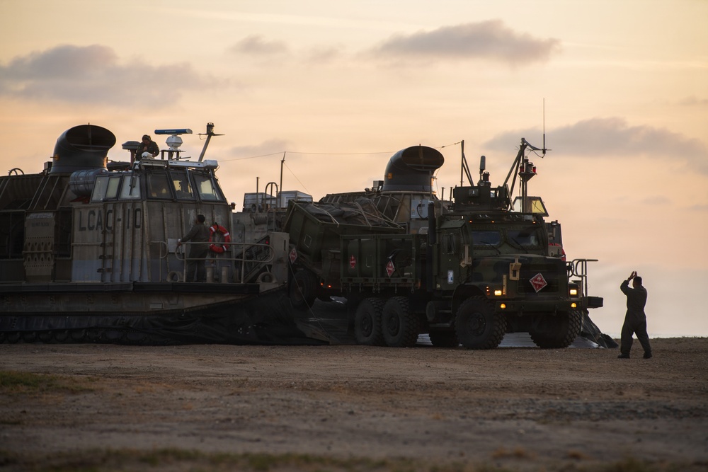 15th Marine Expeditionary Unit Conducts In-stream Onload