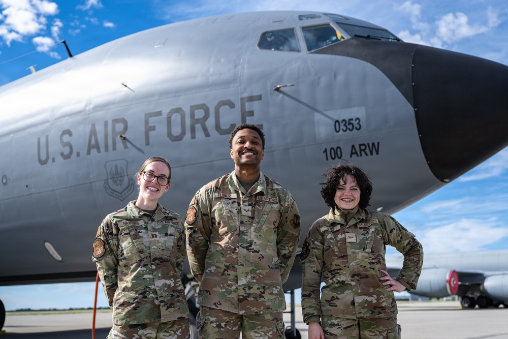 100 ARW bring the fuel to RAFL 26