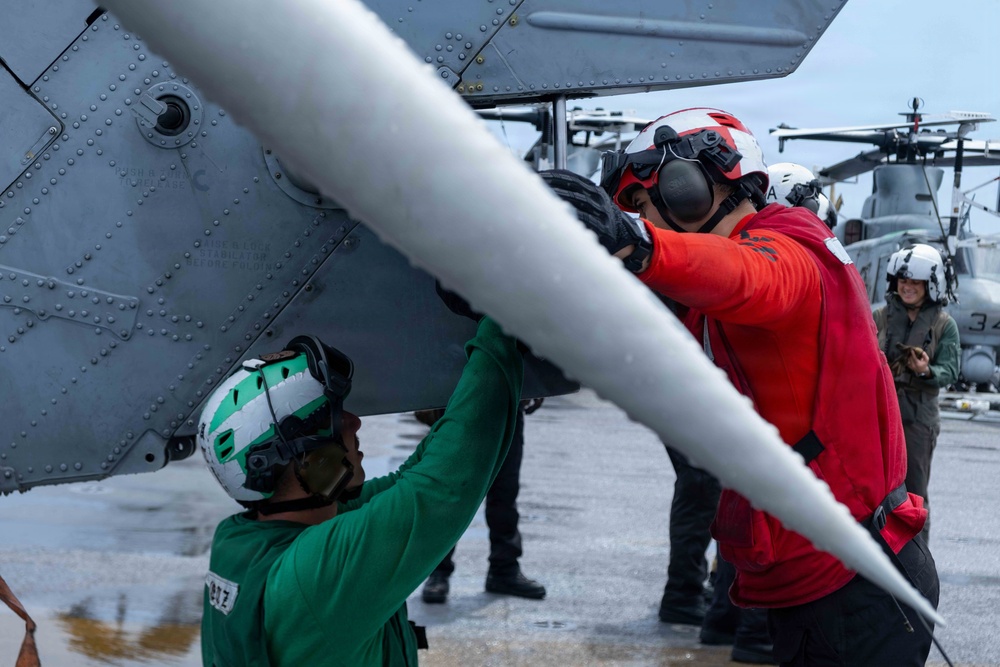 BOXARG Sailors, Marines Conduct Fast Rope Drills