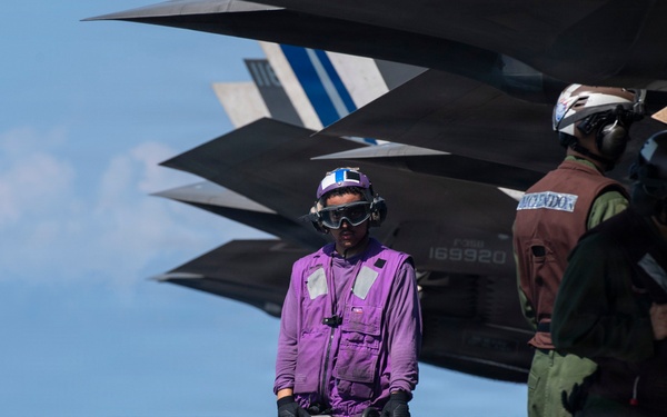 Boxer Sailors, 11th MEU Marines Conduct Flight Operations