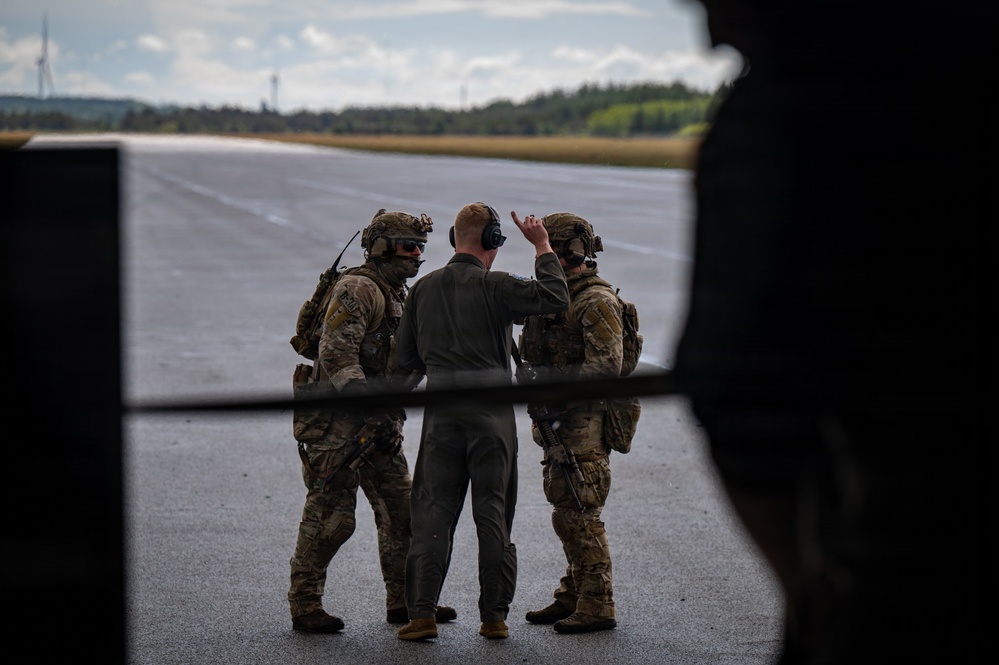 Kentucky Airmen, Danish Defence forces conduct downed pilot search-and-rescue exercise