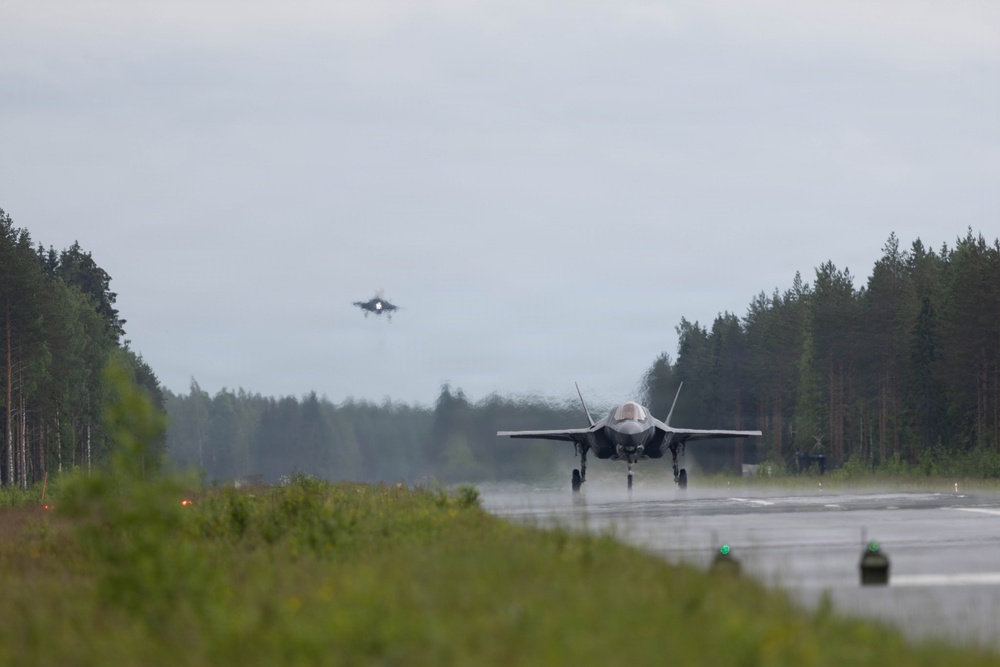 VMFA-224 and MWSS-272 conduct FARP operations in Finland