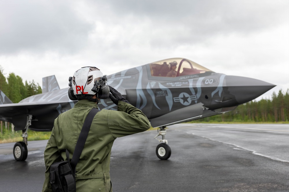 VMFA-224 and MWSS-272 conduct FARP operations in Finland