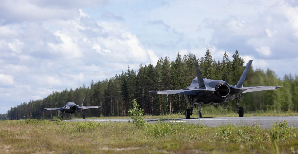 VMFA-224 and MWSS-272 conduct FARP operations in Finland